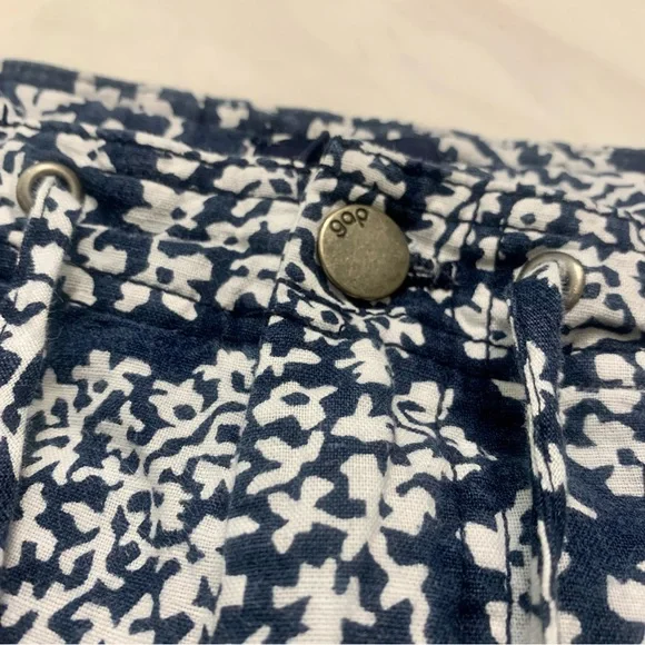 • [GAP] Blue & White Floral Shorts • - Picture 4 of 10